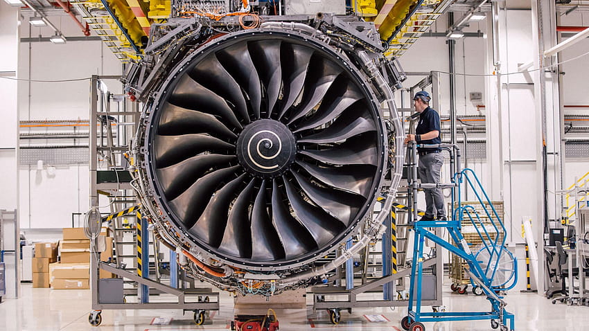 How an airplane engine gets made: Inside Rolls Royce Aerospace HD wallpaper