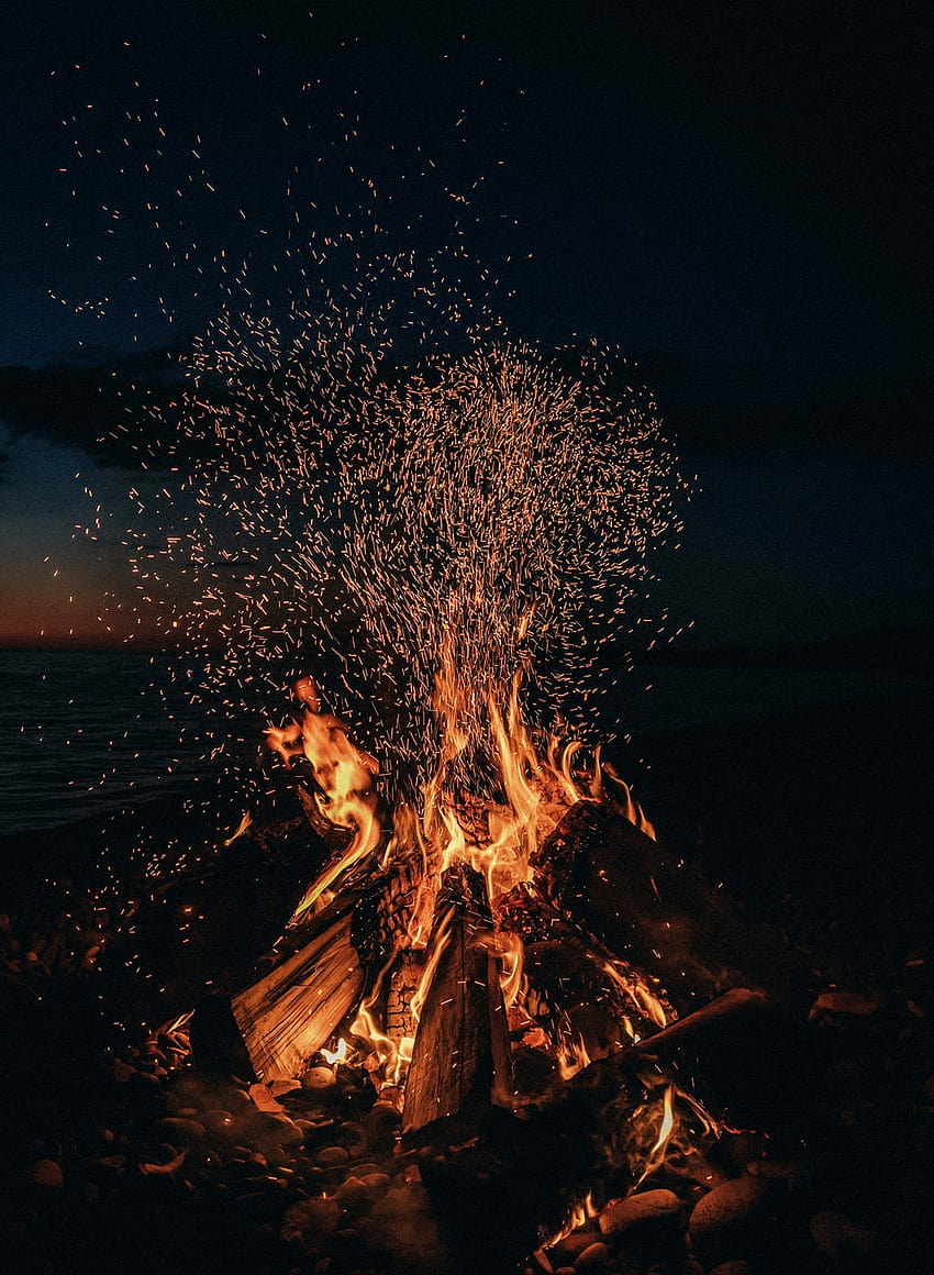 Die besten 10 Strandfeuer, Lagerfeuernacht HD-Handy-Hintergrundbild