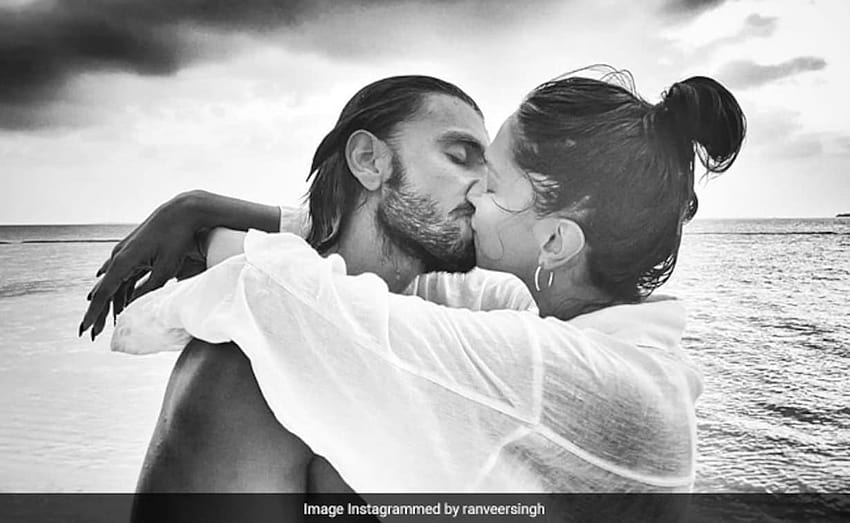 Gehraiyaan: Ranveer Singh Menyegel Ulasannya Tentang Penampilan Deepika Padukone Dengan Ciuman Wallpaper HD