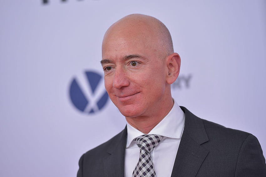 El patrimonio neto de Jeff Bezos alcanzó los 105.000 millones de dólares. De que sirve el Amazonas fondo de pantalla