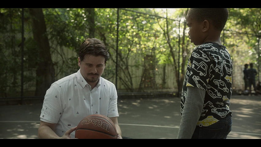 Wilson Basketball Held by Jason Ritter as Pat in Raising, raising dion HD wallpaper
