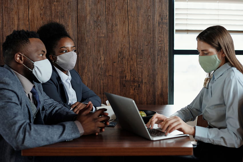 Pessoas de negócios usando máscaras faciais em uma reunião · Estoque, reunião de negócios papel de parede HD