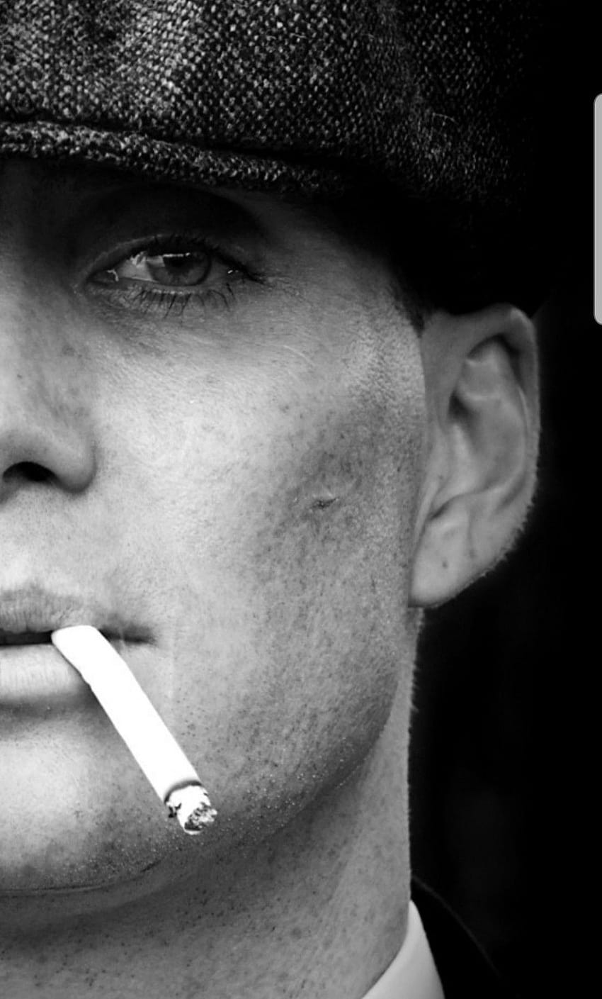40-те най-добри Peaky Blinders през 2020 г., peaky blinders Томас Шелби пуши цигара черно и бяло HD тапет за телефон