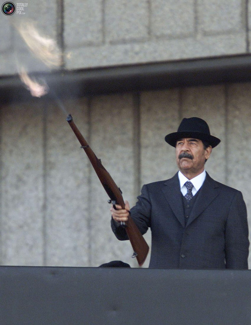 Иракският президент Саддам Хюсеин стреля във въздуха на декември HD тапет за телефон