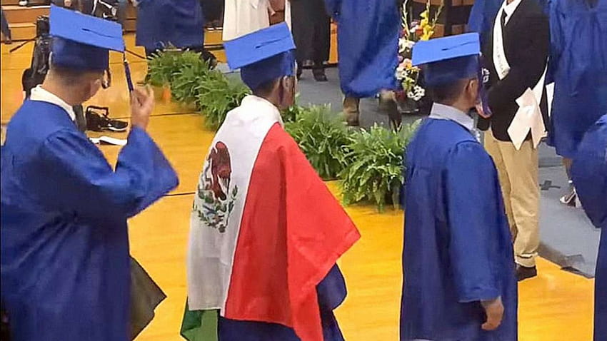 Un étudiant obtient un diplôme après l'éclatement d'une controverse sur le port du drapeau mexicain à la remise des diplômes Fond d'écran HD