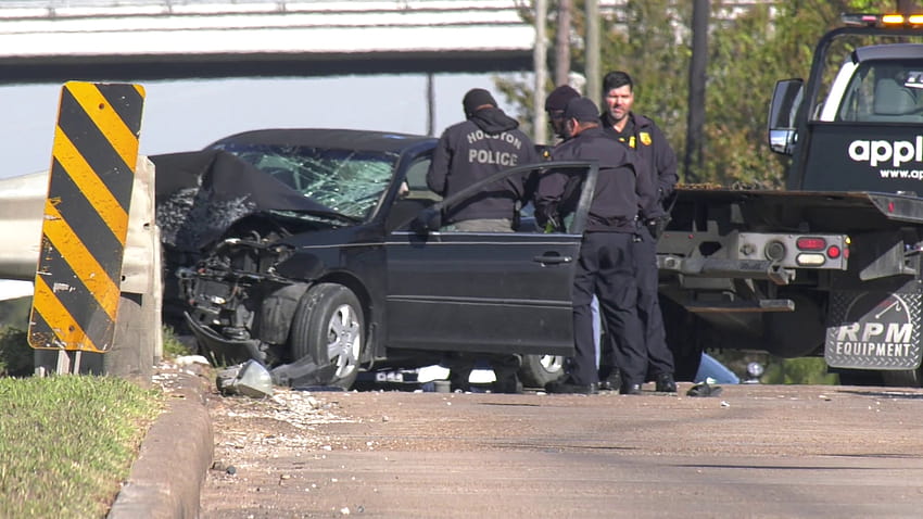 Mama z hrabstwa Harris została oskarżona o morderstwo po wypadku DWI, w którym zginęły 3 osoby, ojciec i syn naprawiali samochód Tapeta HD
