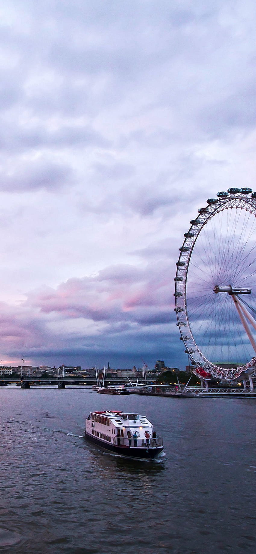 London Eye - biểu tượng nổi tiếng của thủ đô Luân Đôn với kiến trúc ấn tượng sẽ khiến bạn mê mẩn ngay từ cái nhìn đầu tiên. Hãy cùng lưu lại trên màn hình điện thoại của bạn với những hình nền London Eye đẹp và ấn tượng.