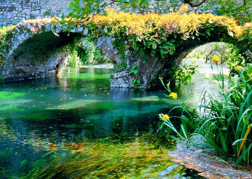 Flüsse: Gartenblumen fließen Schöne alte gelbe Brücke Frühling, schöner Fluss HD-Hintergrundbild