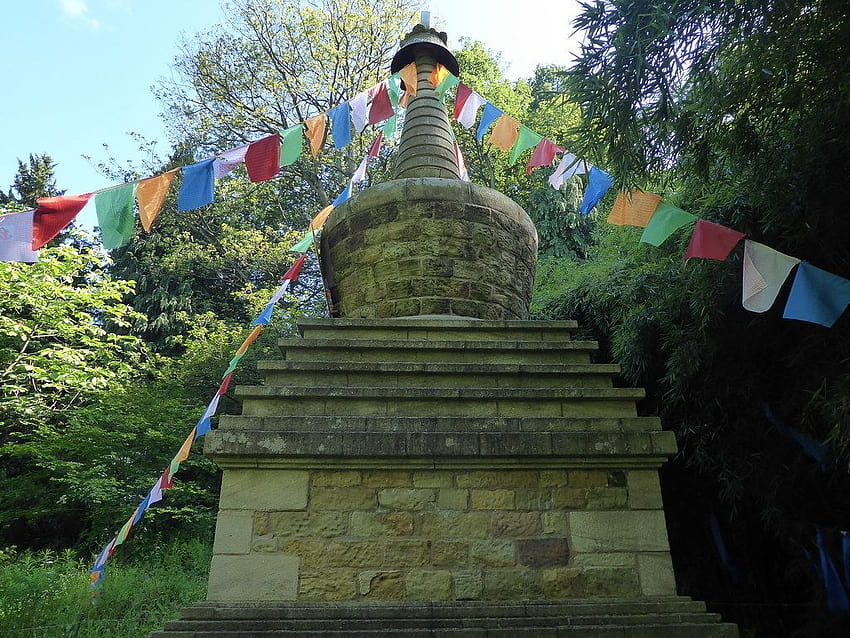 Buddhistischer Stupa, Harewood House, West Yorkshire HD-Hintergrundbild
