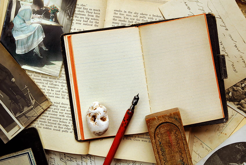 古い本とテーブルの上に古いペンと、本とペン 高画質の壁紙