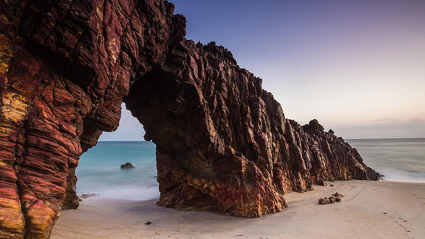 Jericoacoara 해변, 브라질, 해안 암석에 Pedra Furada 암석 형성 HD 월페이퍼