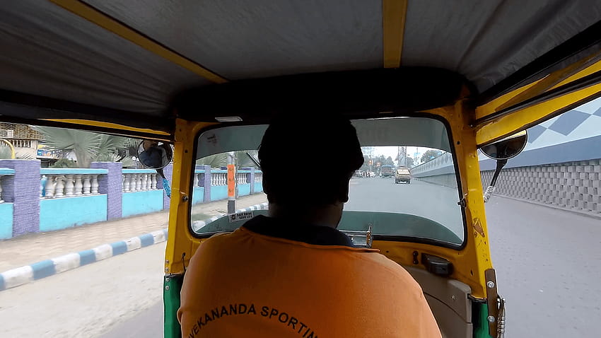 Вътре в индийска автомобилна рикша в натоварени пътища с превозни средства, гледна точка на пътника Стоков видеозапис HD тапет