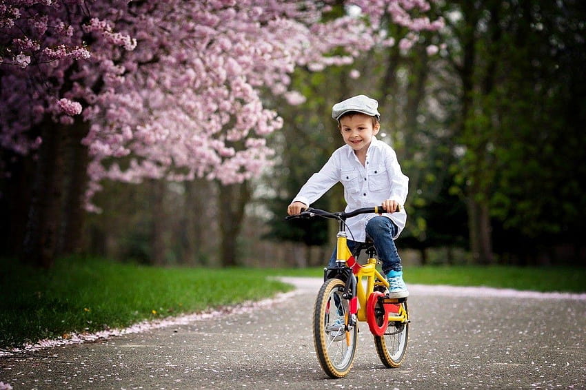 自転車いっぱいのかわいいスマイリー ボーイ、かわいい男の子 高画質の壁紙