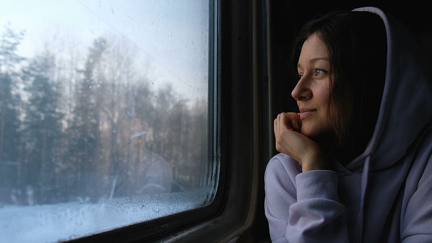 Piękna kaukaska dziewczyna patrzy na naturę przez okno pociągu. Zbiory Filmów, w 2021 r. Tapeta HD