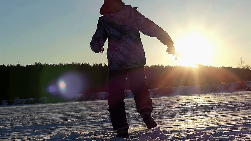 เด็กชายตัวเล็ก ๆ ในฤดูหนาวเล่นกับเงาด้วยดาบไม้ยามพระอาทิตย์ตกดิน เด็กชายเงาพระอาทิตย์ตก วอลล์เปเปอร์ HD