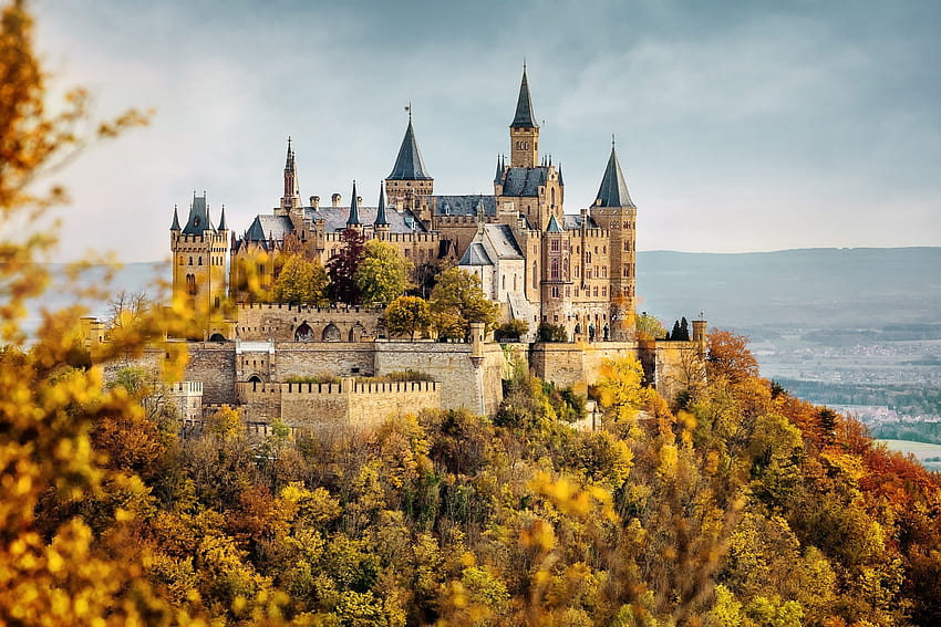 建築, 建物, 城, 雲, 塔, 木, 自然, ドイツ, 秋, 葉, 森, 風景, 丘, 壁, Burg Hohenzollern / そしてモバイルの背景, ドイツの秋 高画質の壁紙