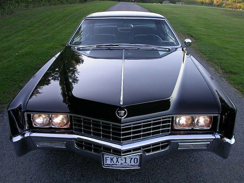 Schwarzer Cadillac-Oldtimer auf grauer Asphaltstraße, Cadillac-Oldtimer HD-Hintergrundbild