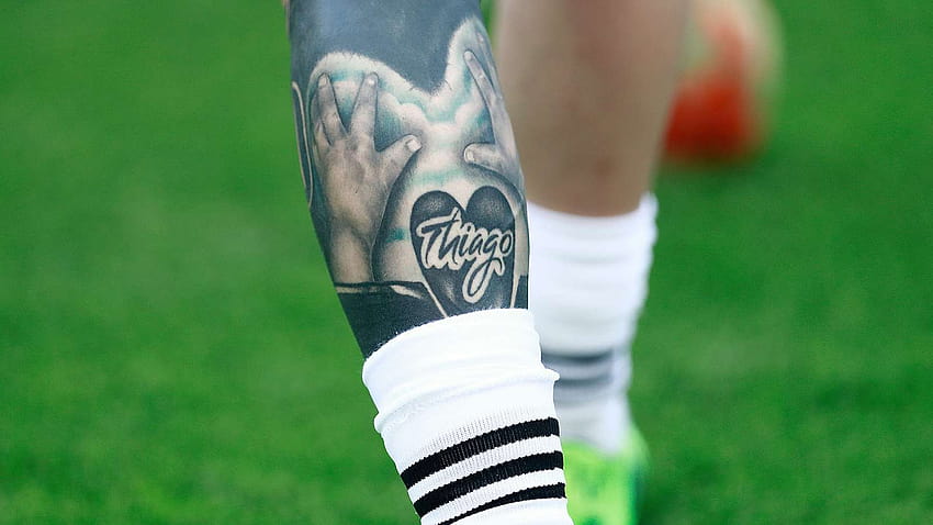 Những hình xăm trên cơ thể của Messi thật sự đặc sắc và ấn tượng. Bất cứ ai đều muốn biết về những hình xăm đó, và ngay bây giờ bạn cũng có thể chọn những mẫu hình xăm ấy để làm hình nền cho điện thoại của mình. Tận hưởng trải nghiệm độc đáo và những tác phẩm nghệ thuật trên cơ thể siêu sao bóng đá này với hình nền Messi\'s tattoos.