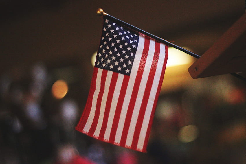 ID: 269337 / una bandera patriótica estadounidense sentada sobre una mesa como muestra de orgullo, tienda de regalos estadounidense fondo de pantalla