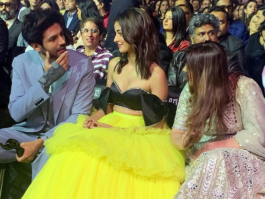 : Kartik Aaryan caught in a candid conversation with Ananya Panday's mother Bhavana Pandey at 65th Amazon Filmfare Awards 2020 HD wallpaper