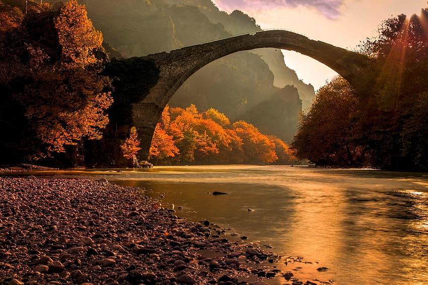 jembatan, matahari terbit, musim gugur, sinar matahari, tepi sungai, pegunungan, jembatan musim gugur dan pepohonan Wallpaper HD