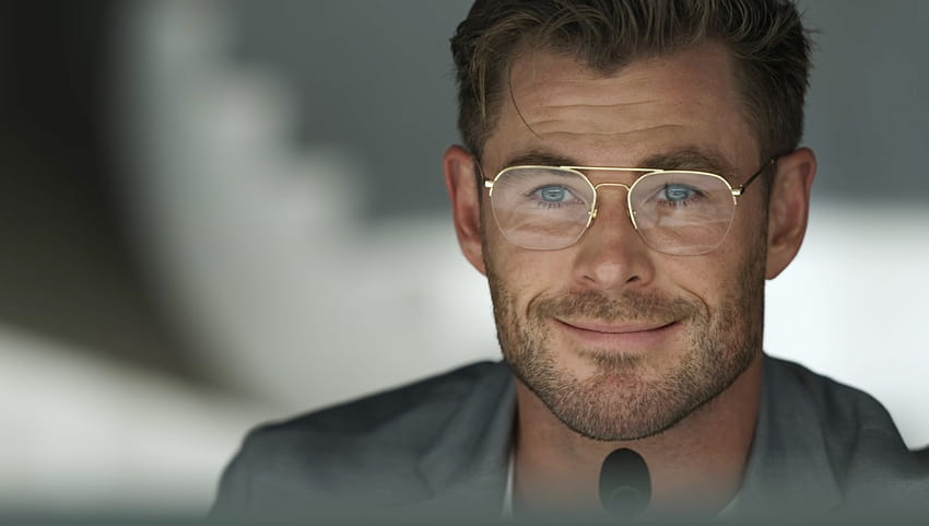 Chris Hemsworth Secara Psikologis Menyiksa Miles Teller Di Trailer Spiderhead Wallpaper HD