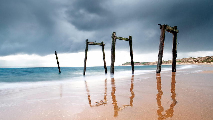 An old wooden structure located at Cat Bay, Phillip Island, Victoria HD wallpaper