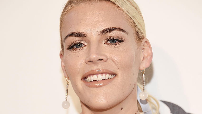 Busy Philipps se tiñó el pelo de rosa milenario y se parece a fondo de pantalla