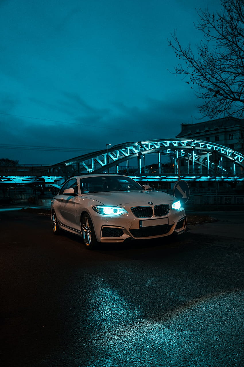 Weißer BMW M 3 nachts auf der Straße – Blau, BMW Nacht HD-Handy-Hintergrundbild