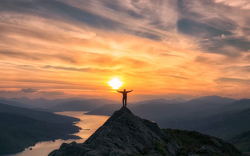 manusia di puncak gunung saat matahari terbenam Wallpaper HD