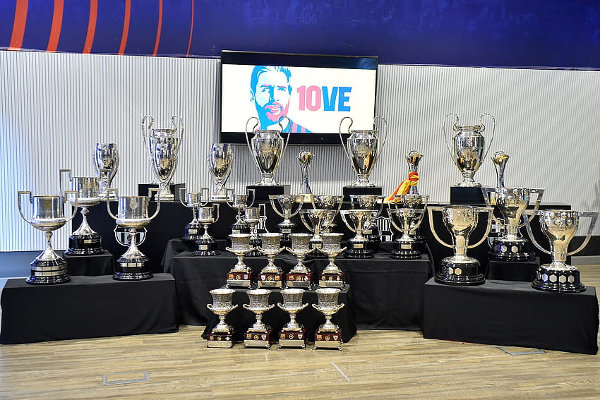 Блестящият шкаф с трофеи на Лионел Меси беше изложен на сълзливата прощална пресконференция на легендата на Барселона HD тапет