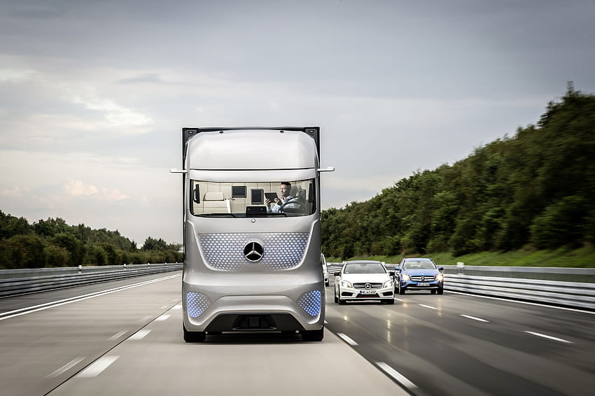 Daimler นำเสนอรูปลักษณ์ที่สมบูรณ์ครั้งแรกของรถบรรทุกอัตโนมัติแห่งอนาคต วอลล์เปเปอร์ HD