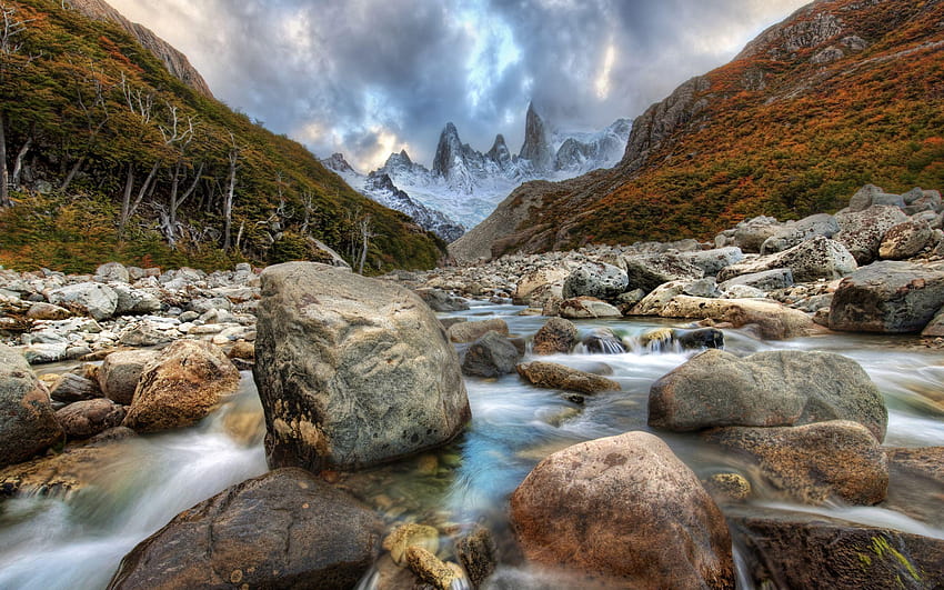 Der Fluss fließt durch die Anden im Breitformat HD-Hintergrundbild