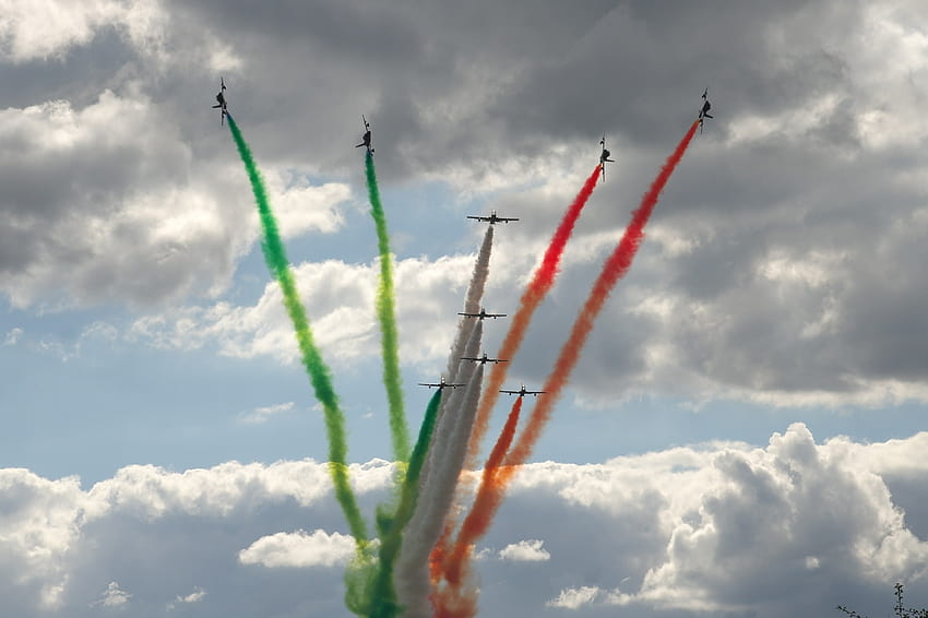 : show, red, England, sky, Italy, white, green, clouds, plane, team, italian, day, force, display, britain, aircraft, smoke, air, jets, trails, Sunny, planes, aermacchi, fairford, royalinternationalairtattoo, fairfors 3058x2036 HD wallpaper
