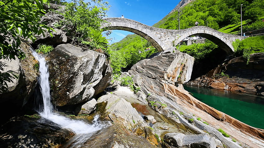 Каменен мост с двойна арка при Ponte dei Salti с водопад, Lavertezzo, Verzascatal, Ticino, Швейцария Видеозаписи, ponte dei Salti, Швейцария HD тапет