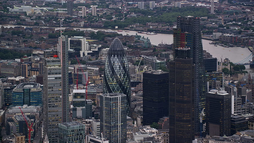Video aéreo de material de archivo de 6K de los rascacielos del centro de Londres en órbita, Londres, Inglaterra, crepúsculo Material de archivo aéreo AX116_013, el pepinillo Londres Inglaterra fondo de pantalla