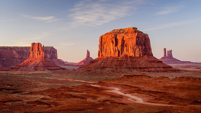 Piękny pustynny jałowy obszar z czerwonymi piaskowcami, park plemienny Navajo w dolinie pomników Tapeta HD