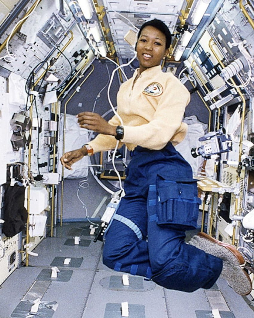 Pierwsza czarnoskóra astronautka w kosmosie udziela porad młodym dziewczętom, mae c jemison Tapeta na telefon HD