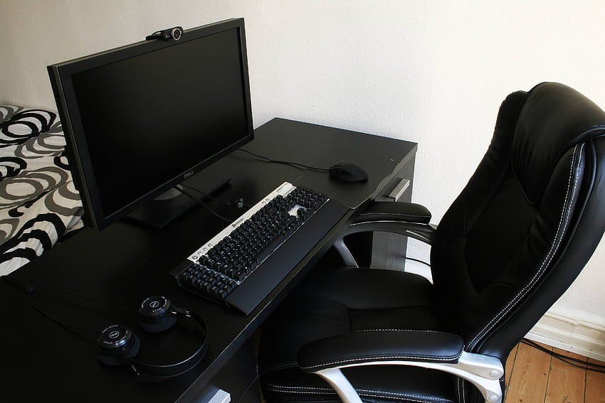 What is standard on your gaming desk?, gaming computer table HD wallpaper