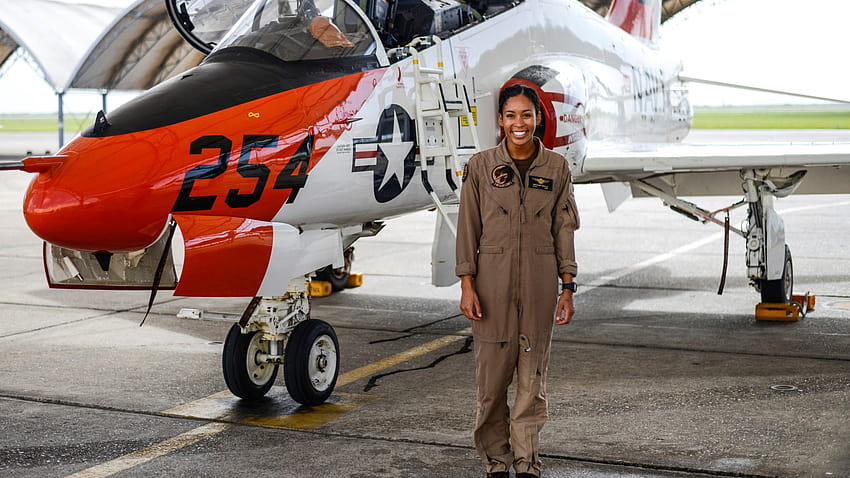 米海軍は初の黒人女性戦術航空機パイロットを歓迎 高画質の壁紙