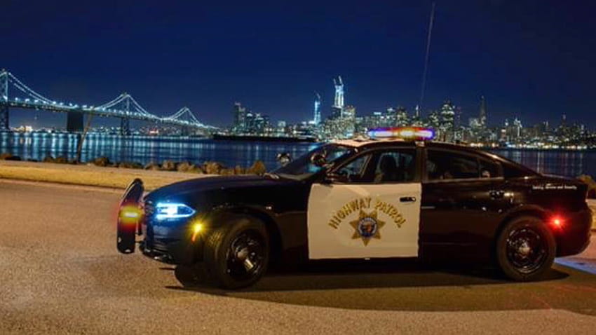 Fast 500 DUI-Festnahmen durch CHP während der Neujahrsfeiertage in Kalifornien, kalifornische Autobahnpolizei HD-Hintergrundbild