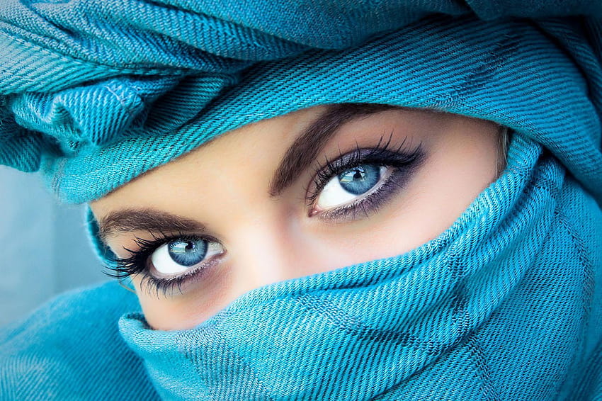 Bellissimi occhi azzurri di ragazza musulmana da vicino amore, occhi di ragazza Sfondo HD