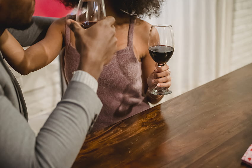 คู่รักชาวแอฟริกันอเมริกันกำลังดื่มไวน์ที่โต๊ะ · น้ำสต๊อก วอลล์เปเปอร์ HD