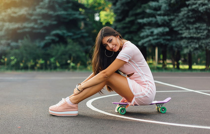 gadis, berpose, tersenyum, sepatu kets, skateboard , bagian девушки, skateboard gadis Wallpaper HD
