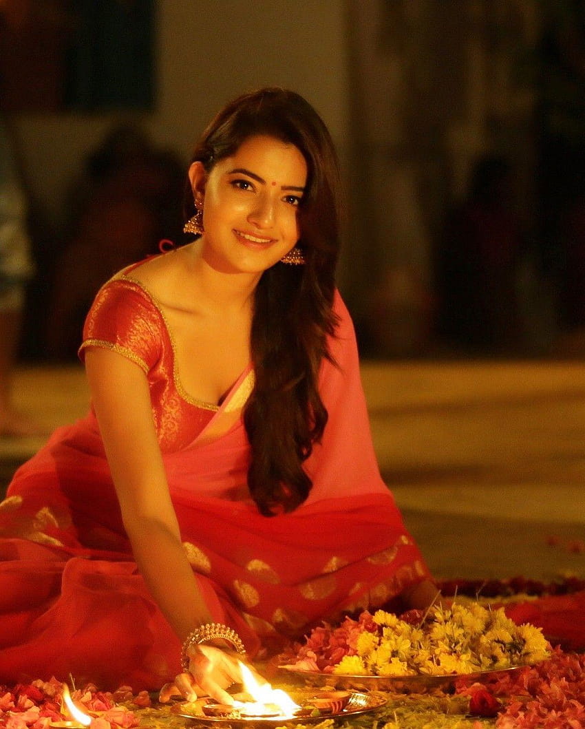 Rukshar Dhillon pose quente em saree vermelho Papel de parede de celular HD