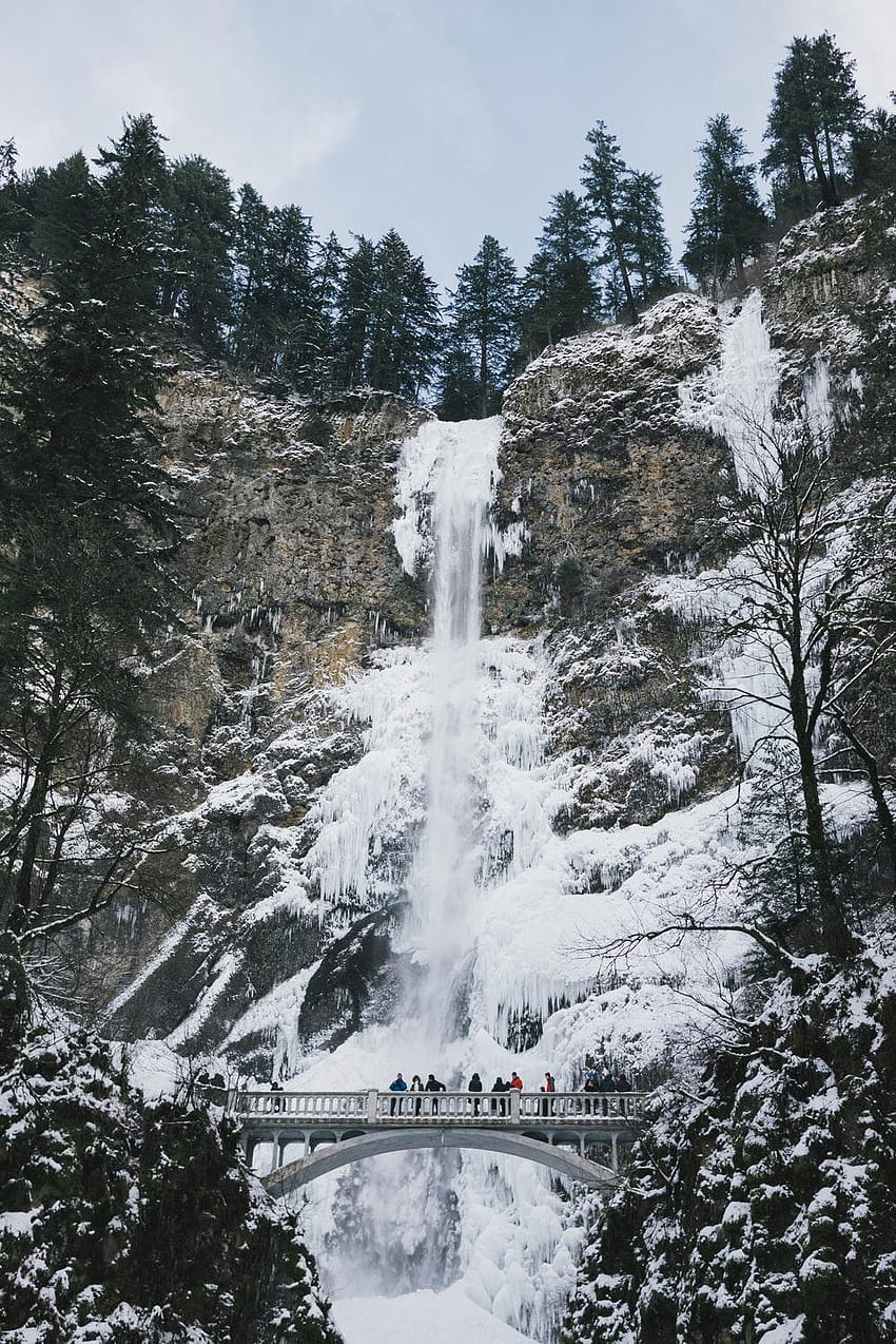 pessoas andando na ponte ao lado de cachoeiras congeladas durante o dia, paisagem congelada Papel de parede de celular HD