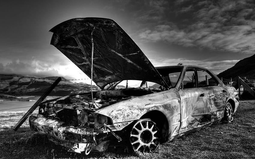 Черно бяла унищожена кола, автомобилна катастрофа HD тапет