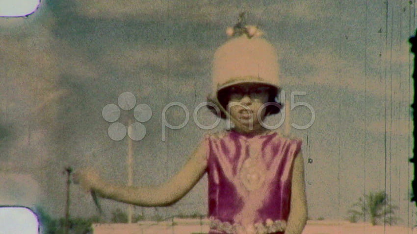 Wideo: Mażoretka kręcąca batutą Mażoretka, lata 60. Vintage, kręcąca się pałką Tapeta HD