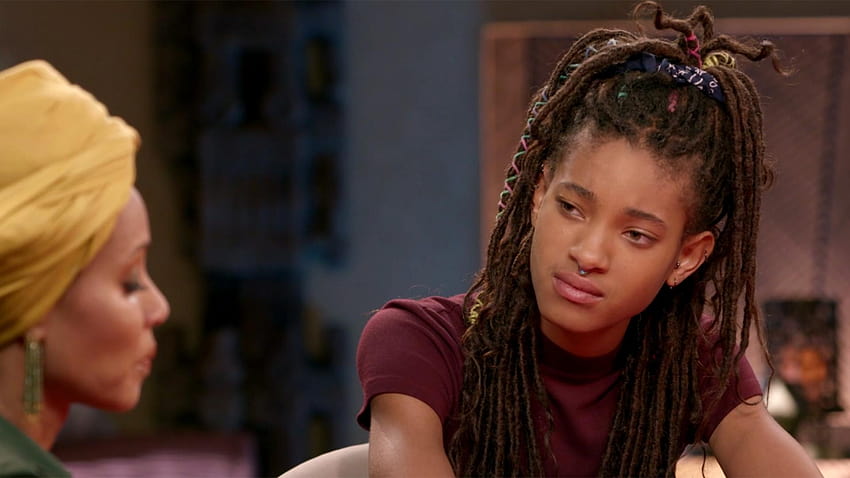 Willow Smith choca a mãe Jada ao revelar que ela é uma conversa de mesa vermelha papel de parede HD