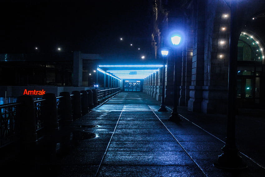 Черна външна лампа на пиедестал близо до влакова релса на увеселителен парк · Наличност, фон на градска улица през нощта HD тапет